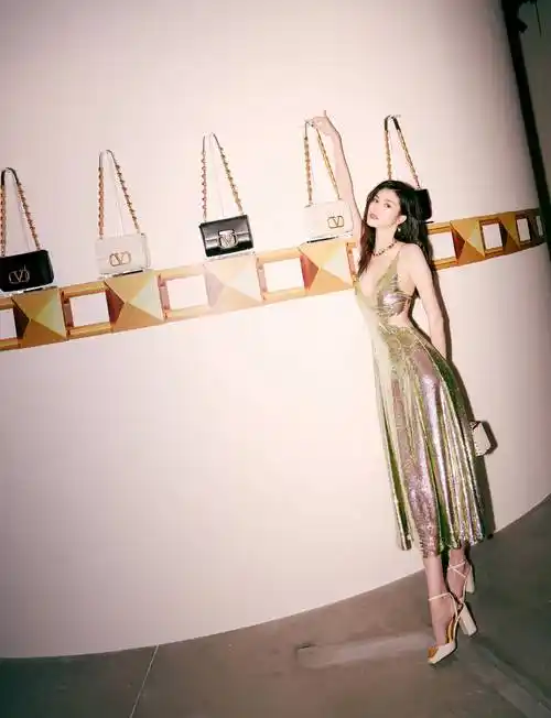 何穗穿秀深v长裙秀性感好身材 逛高定展拍港风大片