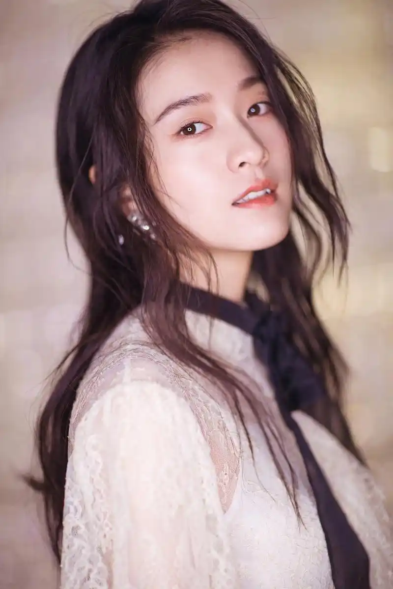 张雪迎曝光时尚大片 蕾丝衬衫少女感十足