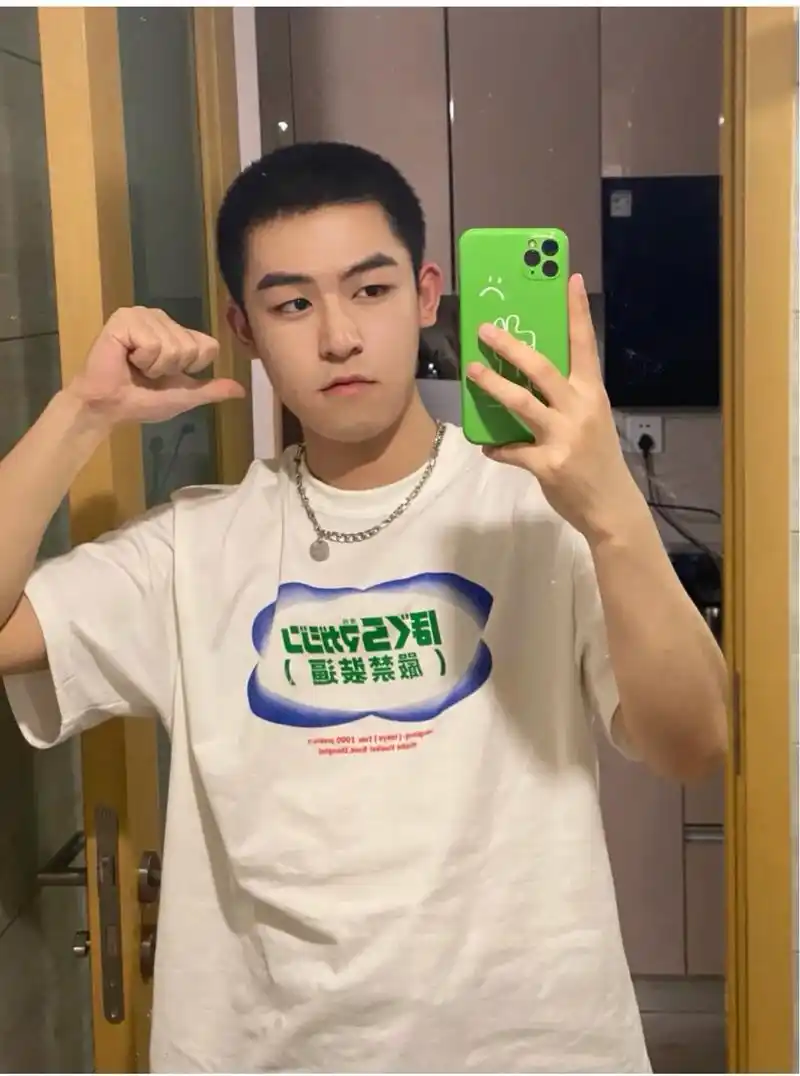 清爽帅气的寸头鲜肉帅哥,很养眼哦