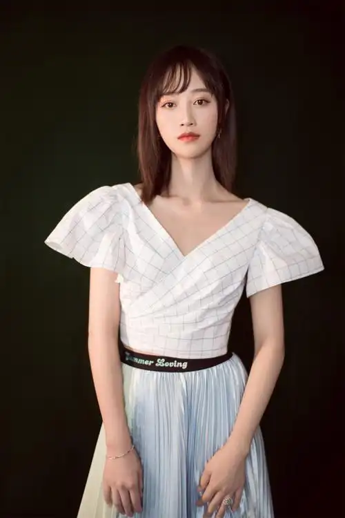 蓝盈莹造型清新雅致 肆意灵动展现自由格调