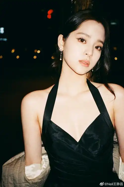 欧阳娜娜今日造型,性感,大气的黑色礼服裙