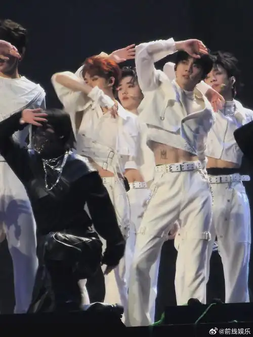 网评全是在说马嘉祺的身材,太瘦了吧,腿长腰细,被他的薄薄的纸片腿吓