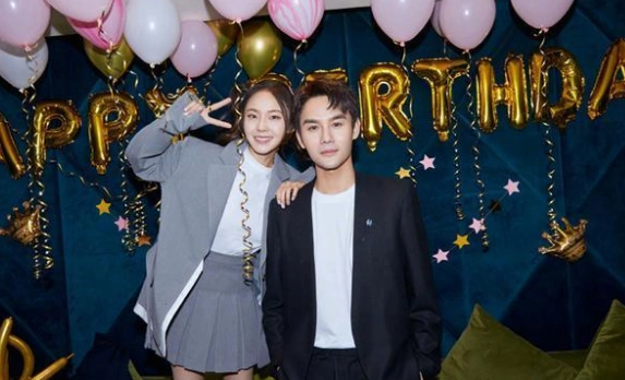 王凯为张佳宁庆生,31岁张佳宁双马尾显嫩,网友:中国好老板