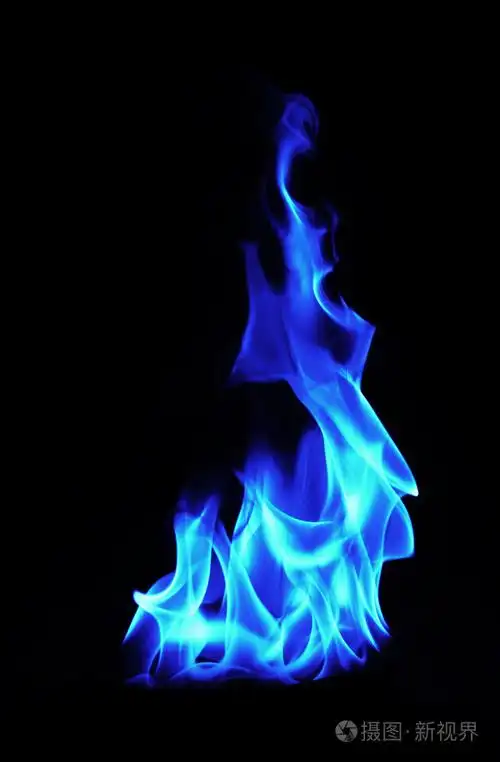 在黑色背景上的蓝色火焰
