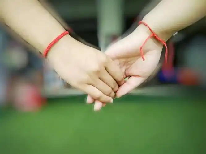 手牵手,心连心.