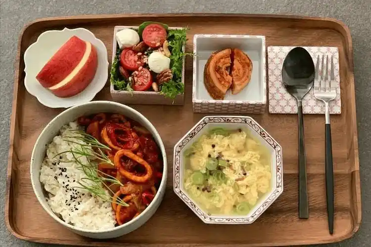 韩国单身女子的极简晚餐饭菜精致一个人也要活出精彩