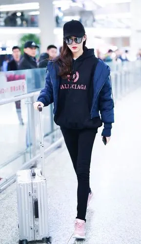 唐嫣脚踩skechers粉色运动鞋