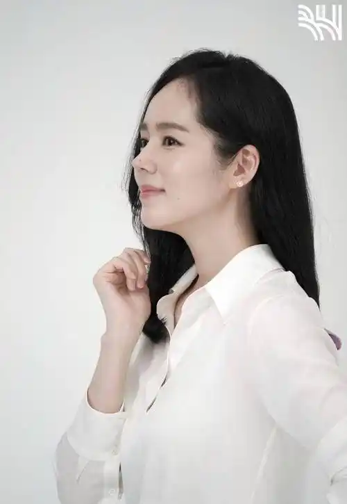 原创韩佳人近照曝光身穿浅蓝色方领连衣裙恬静优雅惊现幸福肥