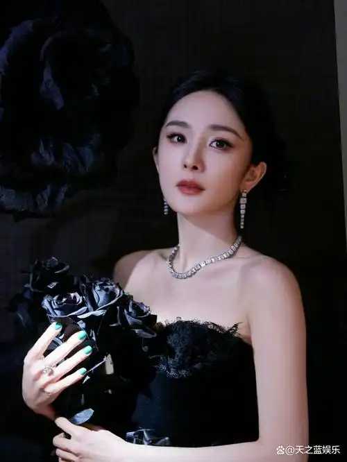 杨幂惊艳现身,盘发搭配黑白拼色礼服,彰显绝美女王气场!