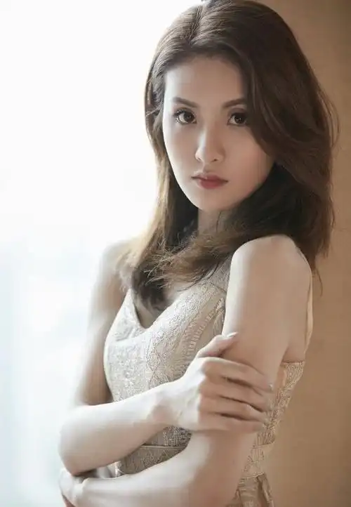 照片中,赖雨濛或身着靛蓝色丝绒西服套装,温婉可人