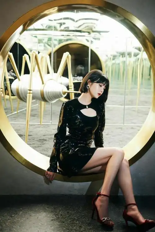 李溪芮身材好就是任性穿挂脖上衣秀纸片人身材香肩美背简直了