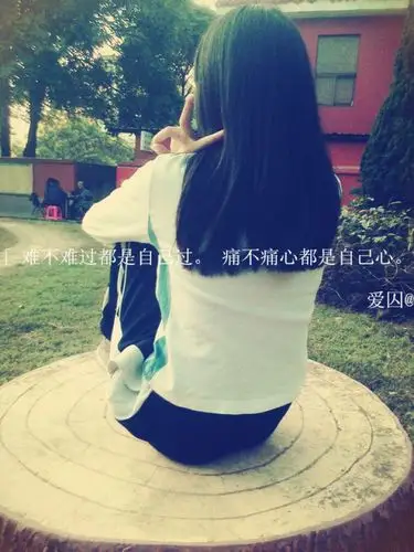 带文字背影女头