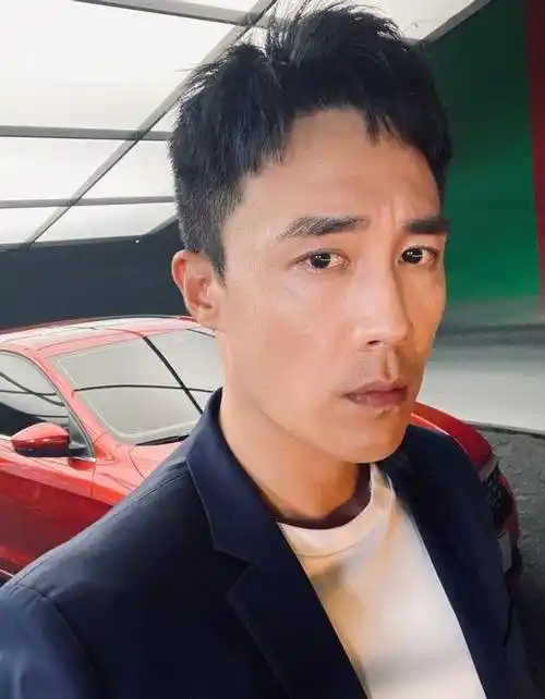 妻子正面照不输一线女明星,却被质疑套路太深_印小天_父亲_王灿