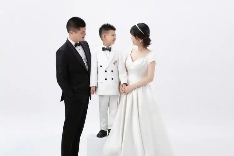 颜值很高的一家三口婚纱照全家福