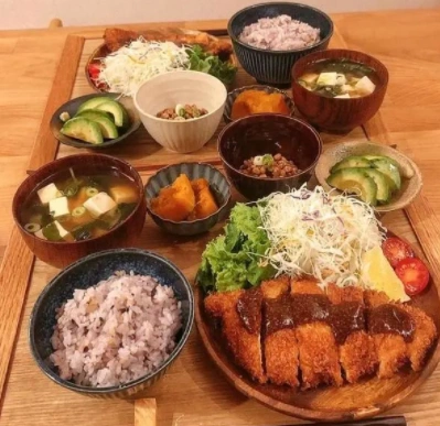 日本单亲妈妈晒母女俩晚餐一人一盘分餐合理网友真的好健康