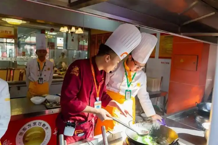 大厨们炒菜用铲子?大圆勺才有范儿!_腾讯新闻