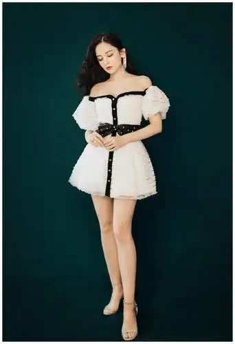 娜扎新剧开机让人认不出,一袭红色碎花裙,就算胖十斤也美得动人