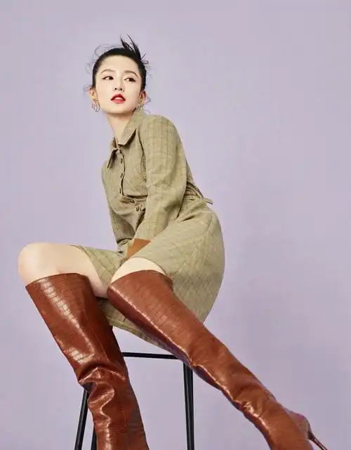 李沁太会拍照了,穿格子裙配中筒靴,坐凳子上尽展大长腿优势