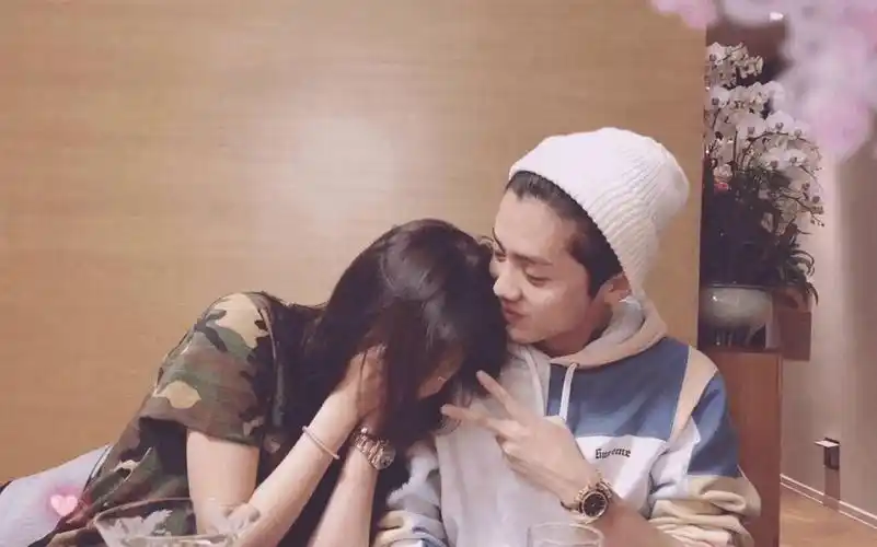 粉丝变绿茶关晓彤卡点为鹿晗送生日祝福后粉丝怒了