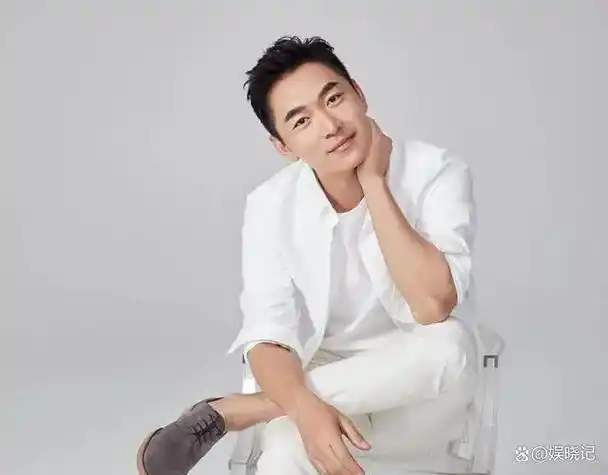 他是陆毅同班同学,与初恋女富婆结婚16年零绯闻,15岁儿子不像他|李现