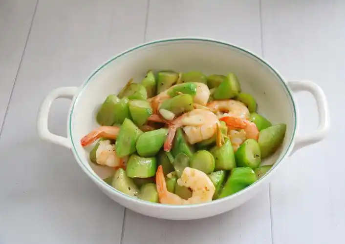 丝瓜炒虾仁的做法(鲜美可口的丝瓜炒虾仁制作方法)