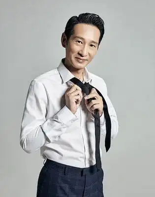 组图:王劲松最新写真睿智沉稳,彰显文艺暖叔魅.