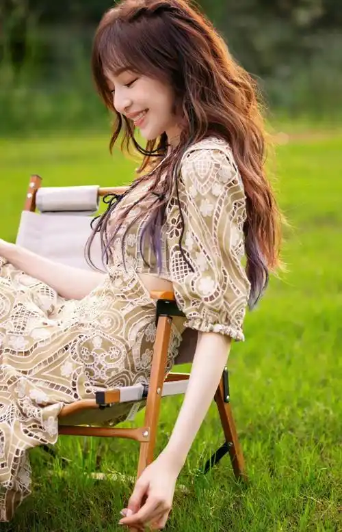 原创王心凌大波浪美发镂空绣花连衣裙韵味无穷女人魅力更胜往昔