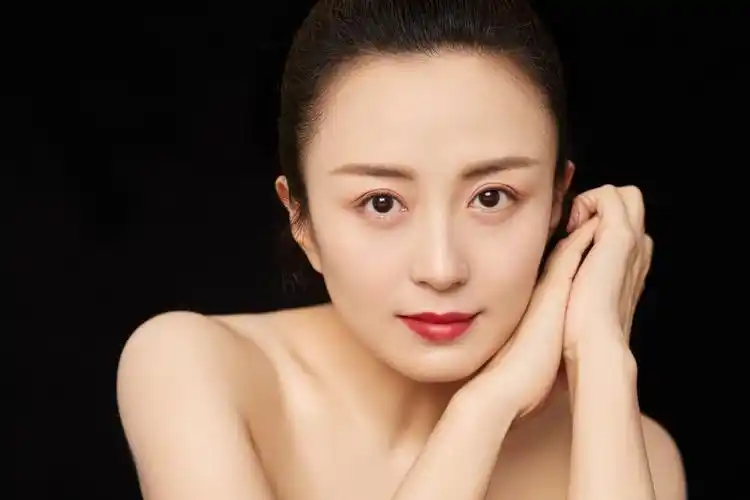 近日,演员杨童舒曝光一组优雅质感写真 照片中她扎