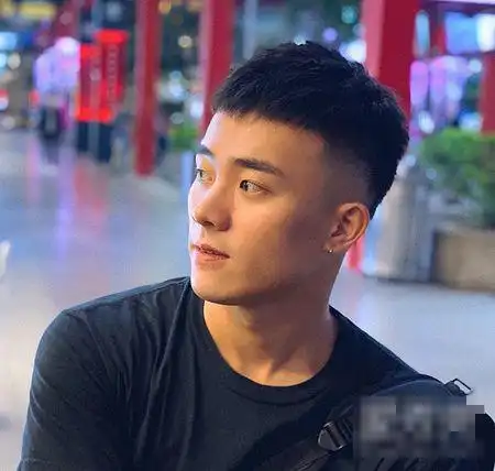 1,两边铲寸头发型.