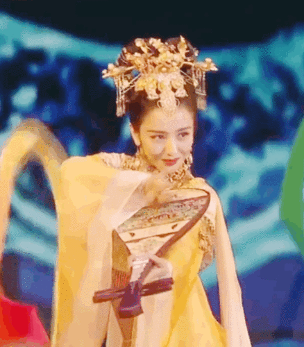 敦煌飞天》堪称惊艳,一身古装扮相,翩翩起舞,宛若壁画中走出来的仙女