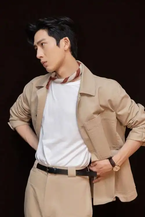 井柏然丝巾卡其工装