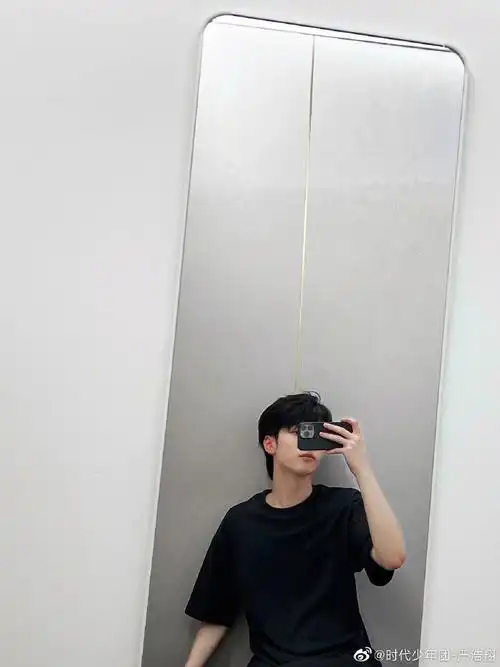 严浩翔对镜二连拍##严浩翔最新对镜自拍