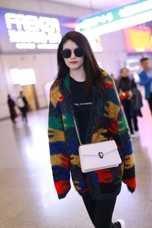 超模何穗现身上海机场街拍