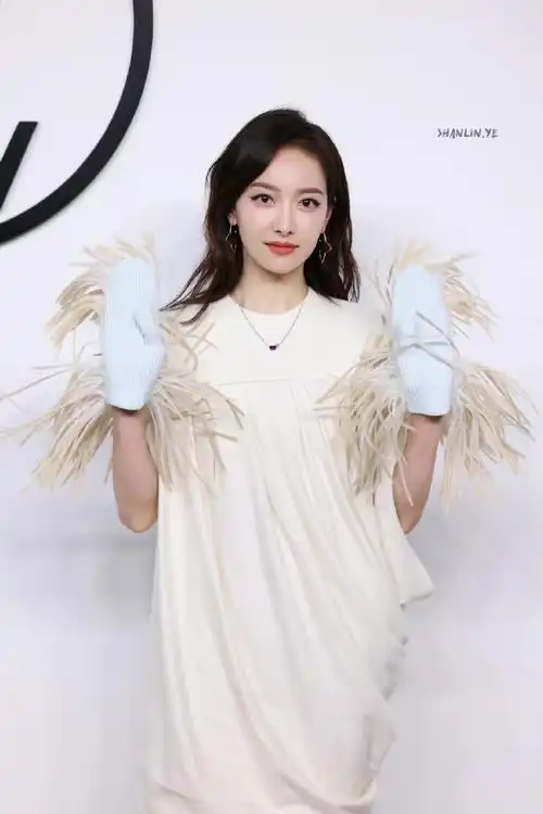 lv手套##宋茜亚白披挂裙