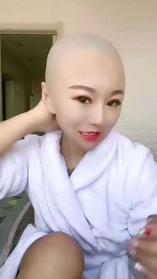 美女剃光头,还是一样美