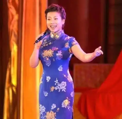 连续上春晚23次,身高仅一米五却是旗袍女神,婚姻成她一生遗憾_张也