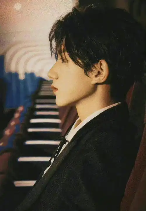 王源素颜侧脸随拍