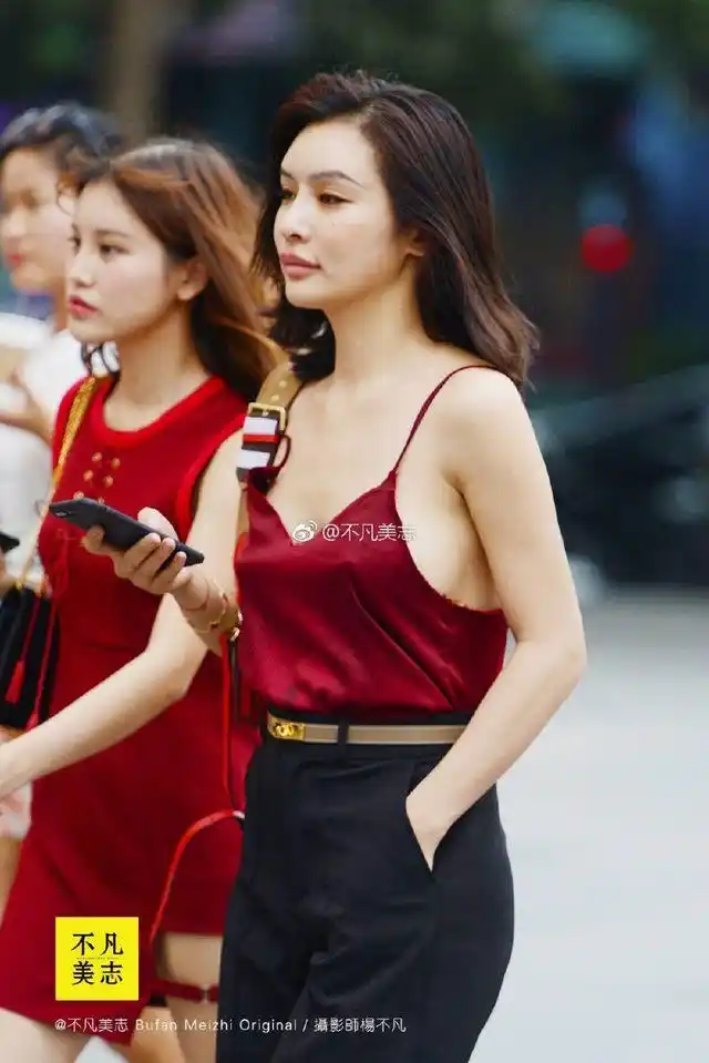 黑色透视上衣隐约可见的上围,美女真空上阵啊,太敢穿了