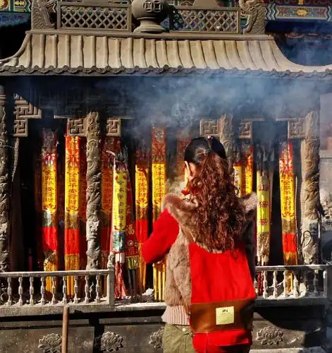 泰山极顶玉皇庙内游客前脚烧的香工作人员后脚就将其浸水灭掉?