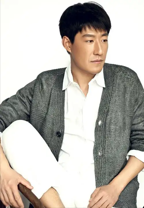 回顾于震二婚娶小13岁娇妻婚后连生三胎如今一家五口其乐融融