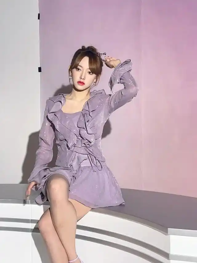 程潇穿紫色连衣裙写真