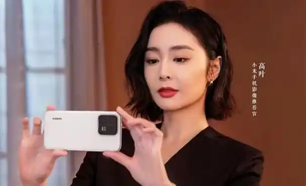 曾经无缘参与的颁奖典礼,如今竟然能坐在前排,与倪妮谈笑风生,真是让