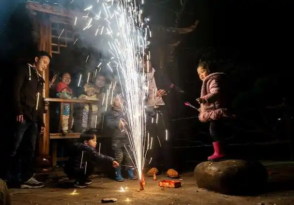 80年代的春节怎么过的?年夜饭太丰盛,网友:以前的年味哪去了