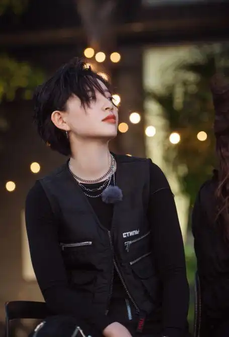 李斯丹妮真的太会了,穿紫色西装变身女王,帅气形象简直犯规