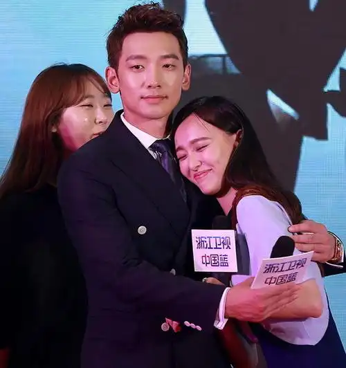 女神范全毁!唐嫣在rain旁边超花痴差点流口水了