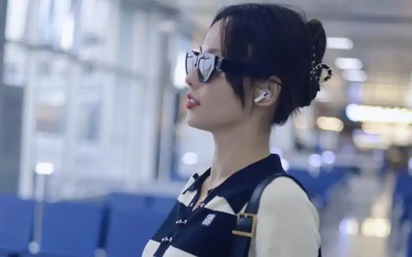 【张嘉倪着私服现身长沙机场】身着撞色条纹短上衣 抽绳裙裤,经典黑白