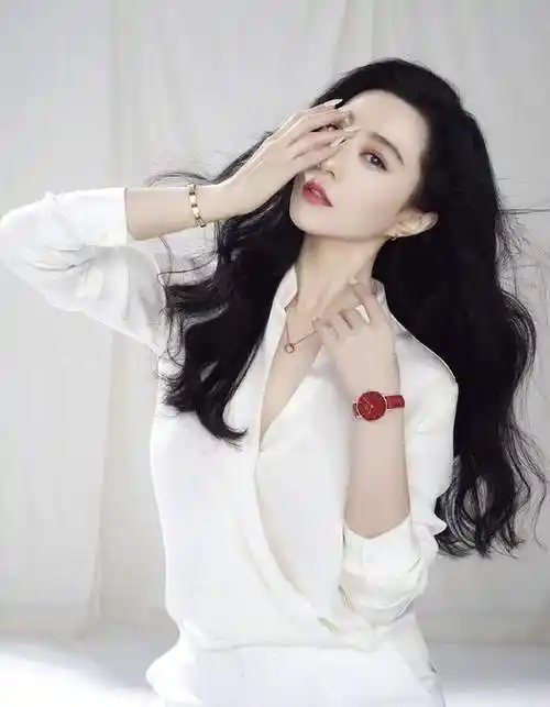 范冰冰拿下新代言一身白出镜美得高级衬衫领口开到胸不怕走光