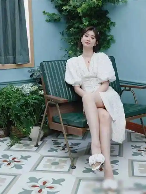 原创乔欣美足惹人爱高跟玉足嫩白如雪