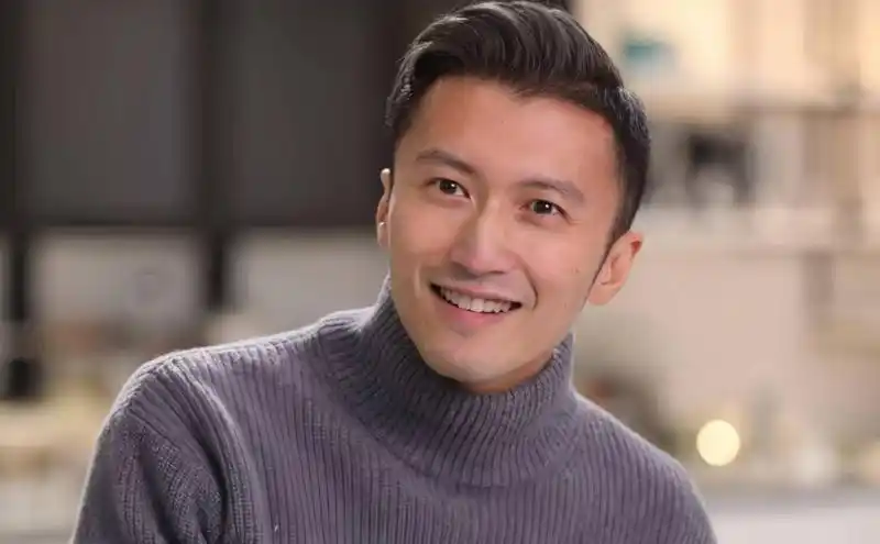 55岁王菲下班小跑回座驾,丸子头俏皮可爱,难怪谢霆锋深爱