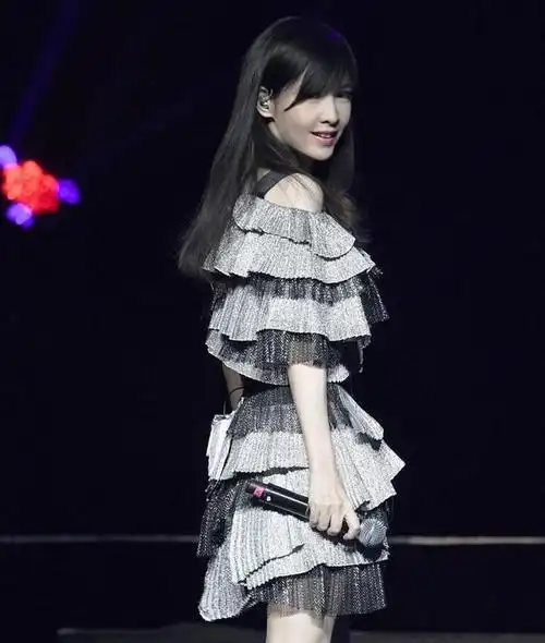 周慧敏真的不会老,一袭白色薄纱礼服裙十分华丽,浪漫又优雅|裙子|粉色